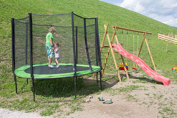 Il nostro agriturismo in Alto Adige offre un trampolino e uno scivolo