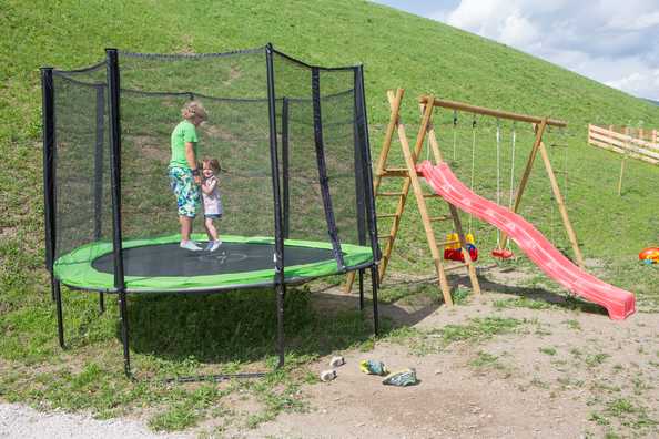 Il nostro agriturismo in Alto Adige offre un trampolino e uno scivolo